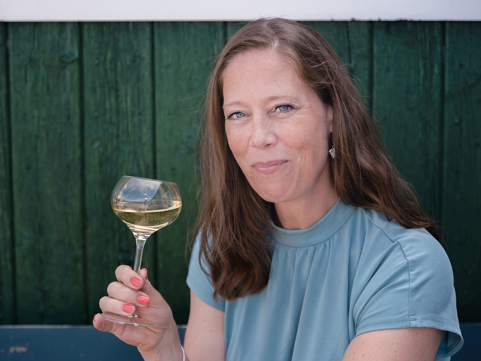 Margret Weijers proeft een slok champagne tijdens een wijnproeverij van Smaakvermaak