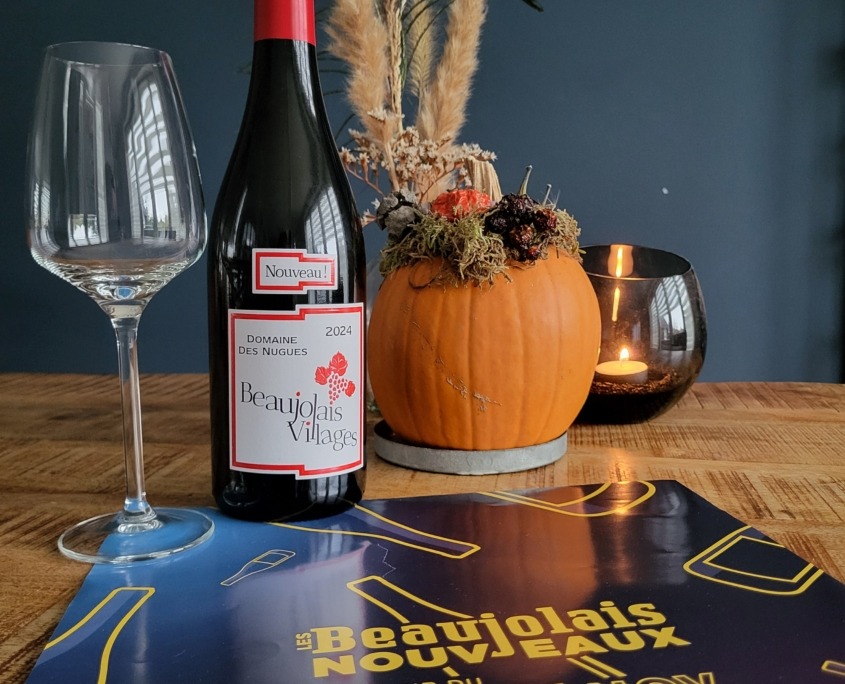 Glas jonge Beaujolais nouveau bij Smaakvermaak